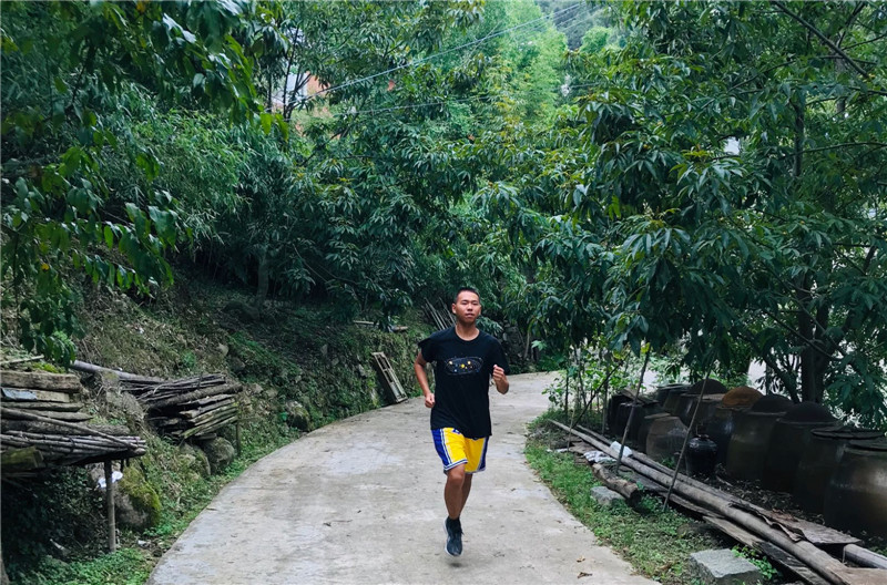 励志00后小伙为参军半年减重70斤,小伙为参军1年减重112斤