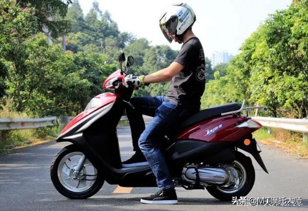 实用踏板摩托车测评视频,推荐几款省油的通勤踏板