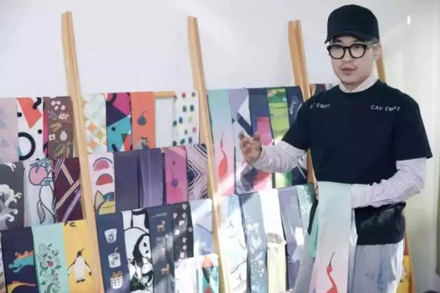 钢铁直男卖出3万双“*袜丝**”,月入15万，女编辑一天买了200条