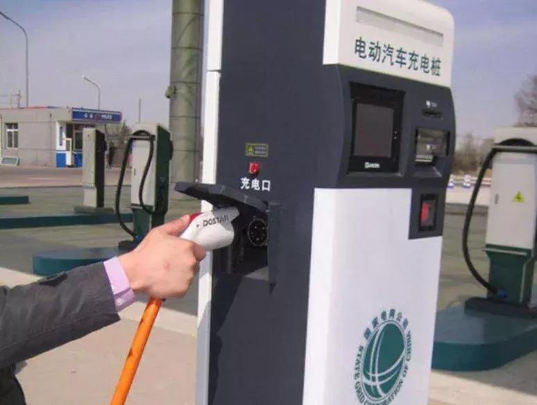 新能源车下雨天充电会进水吗,新能源车下雨天充电会自动断电吗