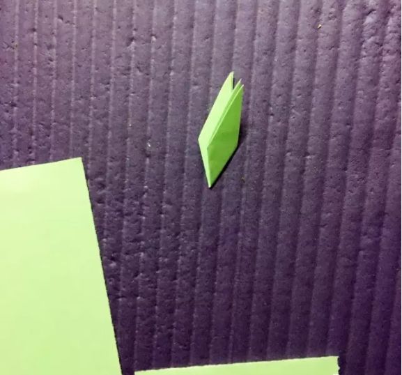 有颜色的玫瑰是怎么做出来的,白玫瑰怎么做七彩玫瑰