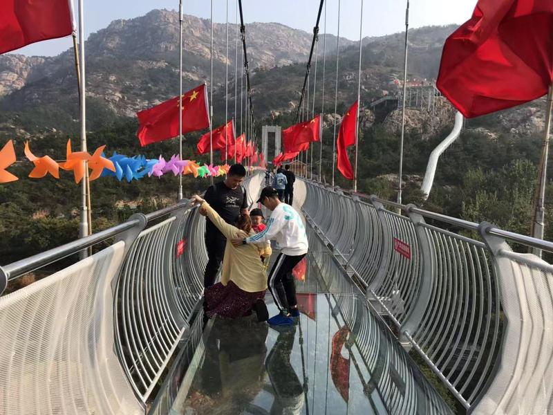 记者体验铁索吊桥,玻璃桥体验