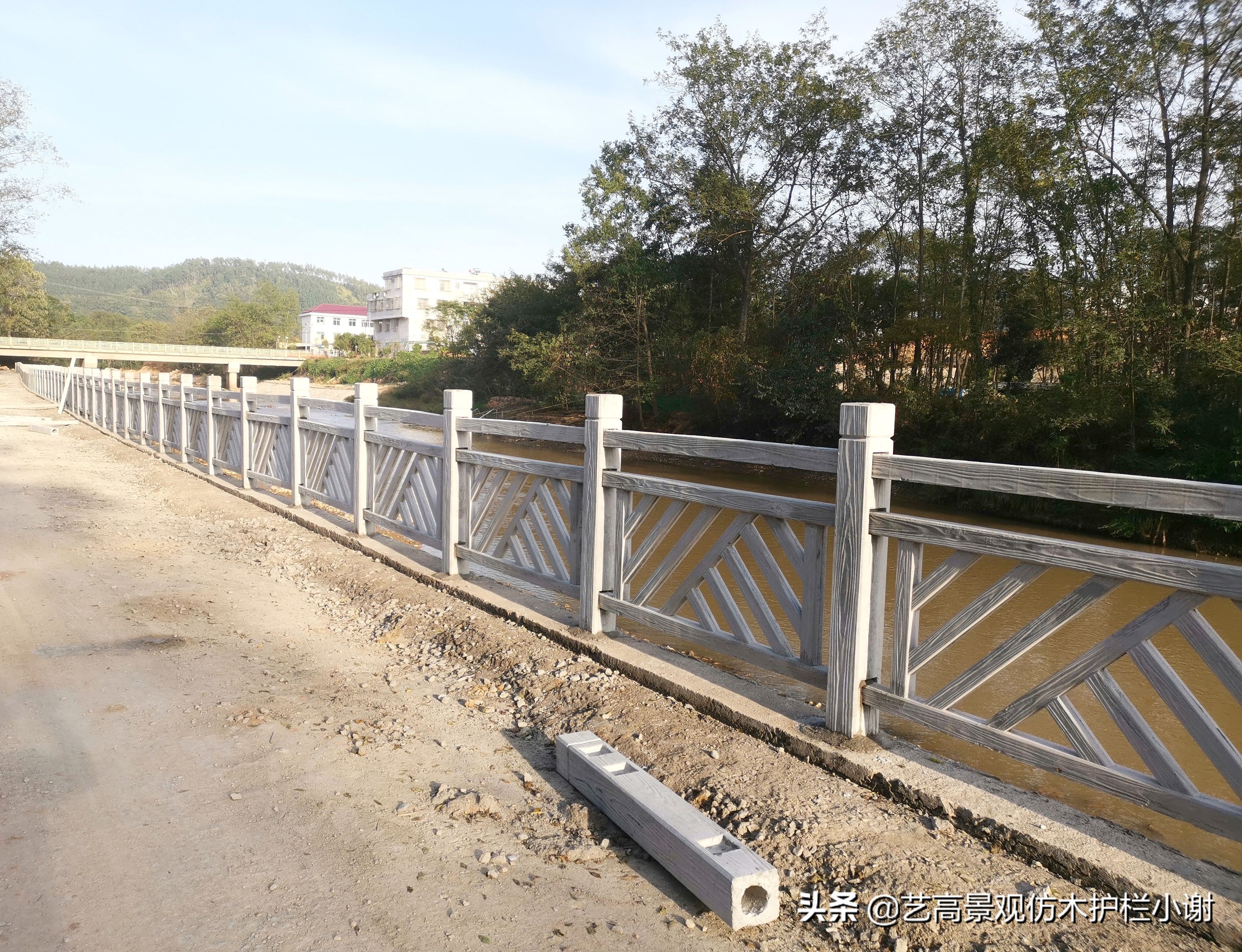 仿木栏杆喷漆施工视频,仿木水泥栏杆喷漆制作过程