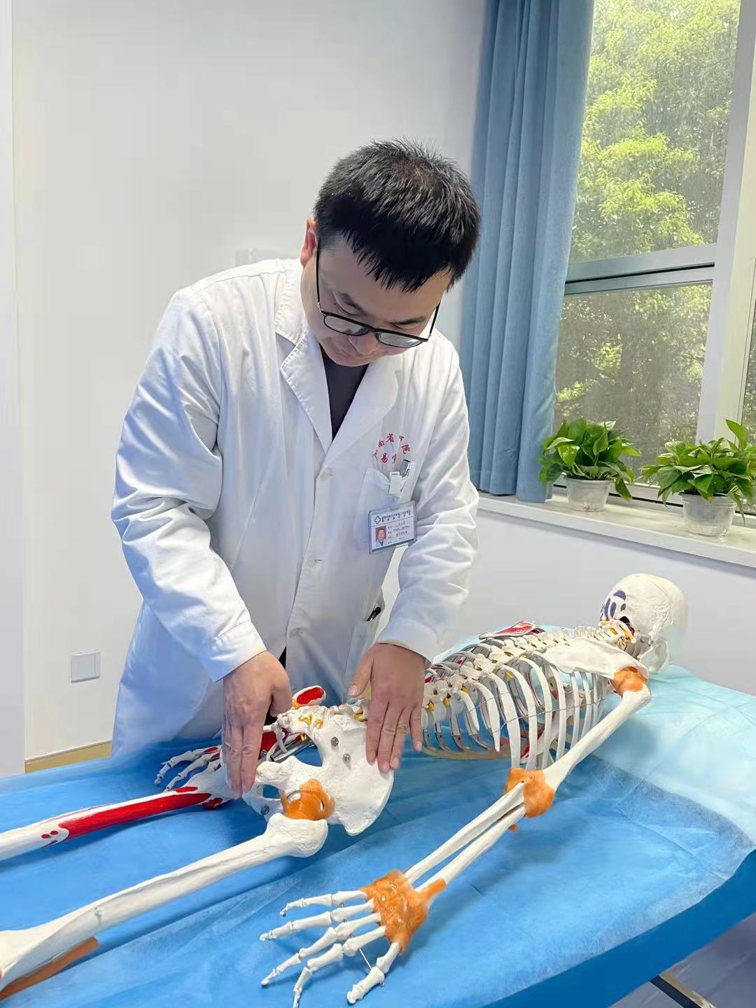 胸前肋骨按压疼痛,胸前区疼痛的图片