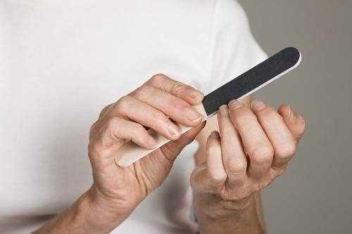 手上灰指甲早期自愈最快的办法,灰指甲不弄会怎么样