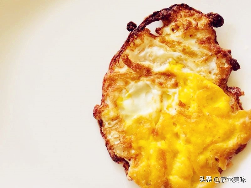 煎鸡蛋先放酱油,煎鸡蛋先放油还是先放鸡蛋