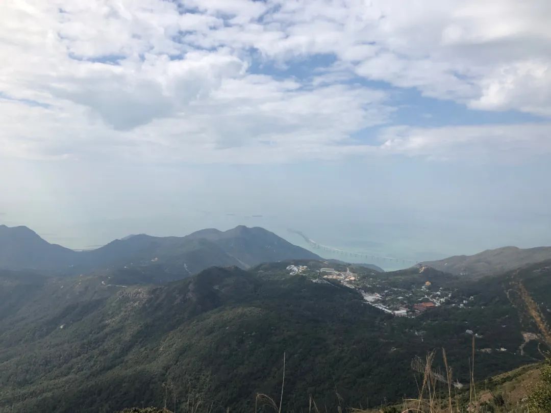 屹立凤凰顶，全览明珠貌