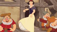 我们在上海迪士尼里玩耍了一天，发现穿的美才能玩的好！