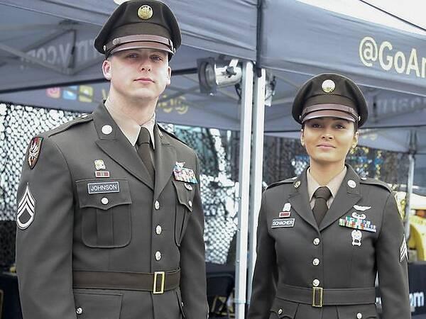 穿军装时为什么不扣领扣子,军装常服为什么用腰带