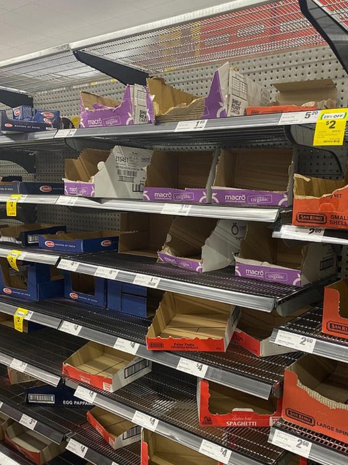 澳民众因病毒在全国范围恐慌抢购，有人抢240卷厕纸，超市被扫空