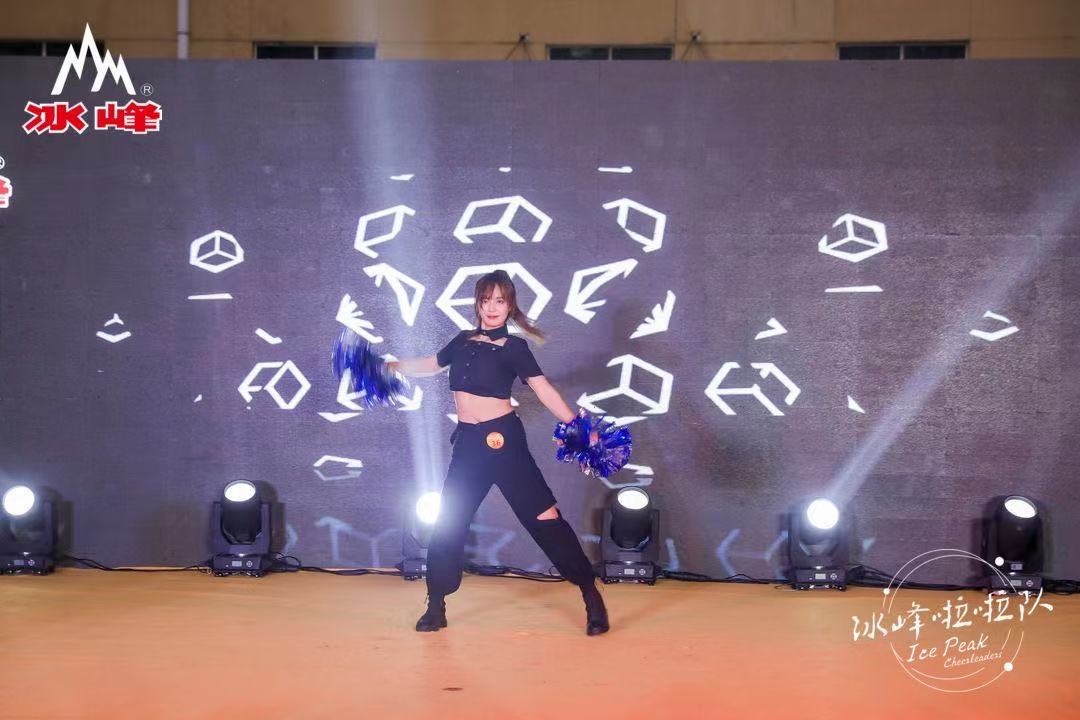 冰峰啦啦队助力十四运,冰峰汽水赞助球队