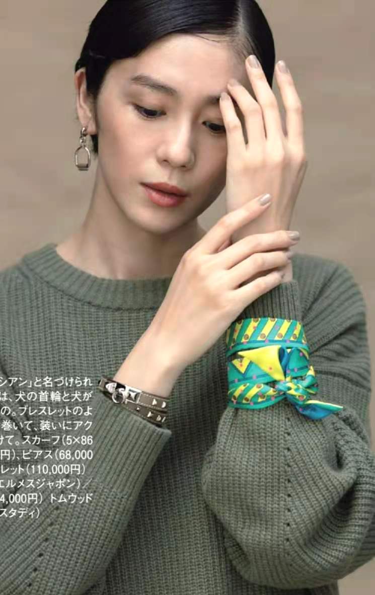 为什么女人就算不买包包,也要有“丝巾”?优雅上档次还超实用