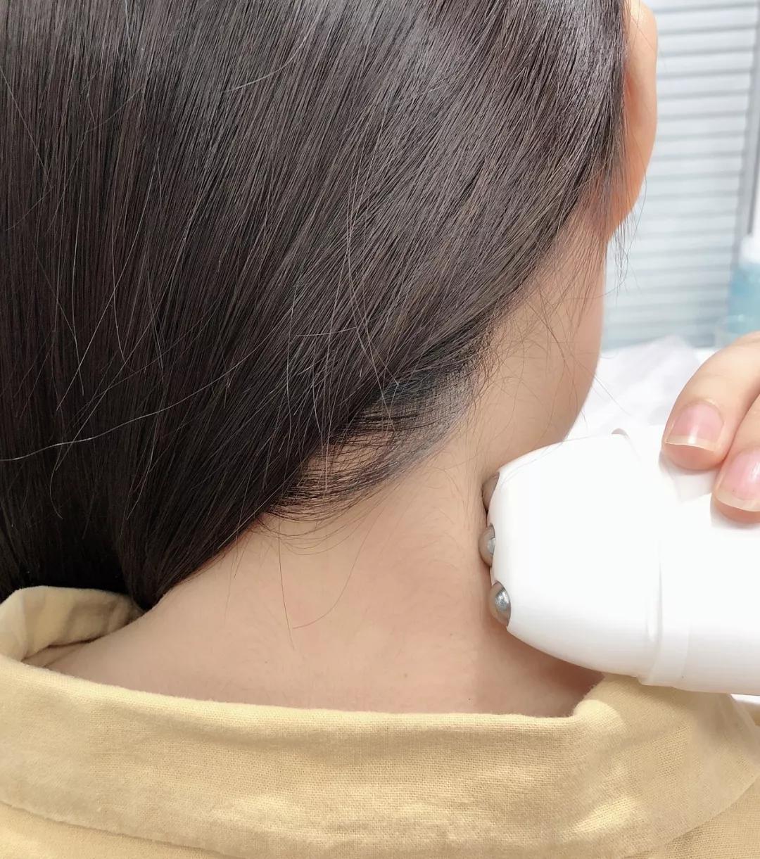 刘诗诗与倪妮再度同框,除了体态外,在脖子上她们也在暗自用力