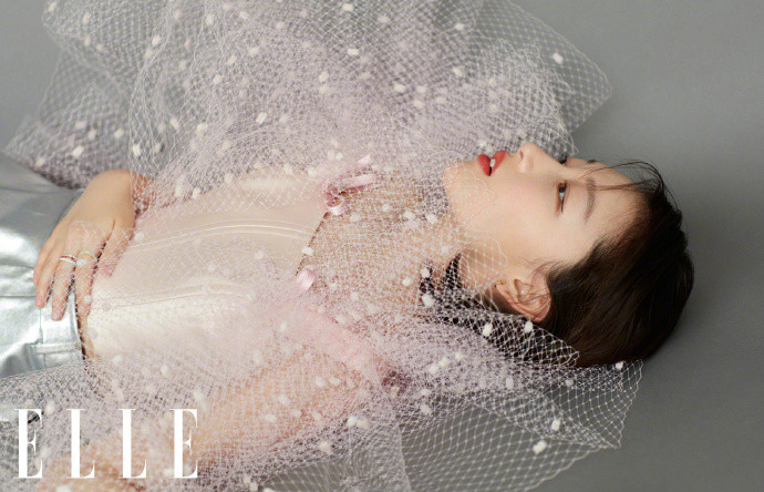 周冬雨伦敦时装周观秀造型,周冬雨elle封面蓝发造型大片