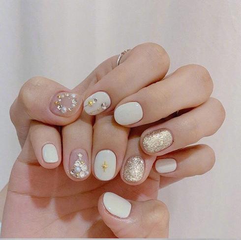 美甲夏日显白气质清冷,夏日仙气美甲适合指甲往里面长的