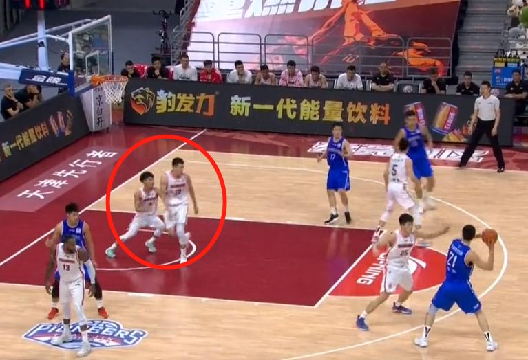 徐杰三分10投9中杜锋反应,徐杰进三分杜锋伸手击掌遭无视