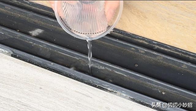 不论窗户缝隙多脏,只需一张纸巾,轻松解决,方法简单还彻底清洁