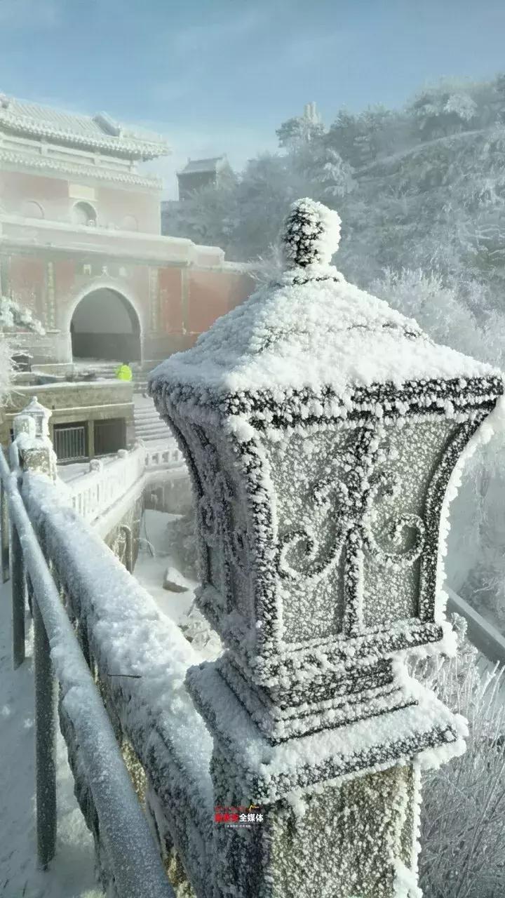 此刻泰山成了雪国,美到无言!高清美图来袭,“雪国的列车”即刻发车!