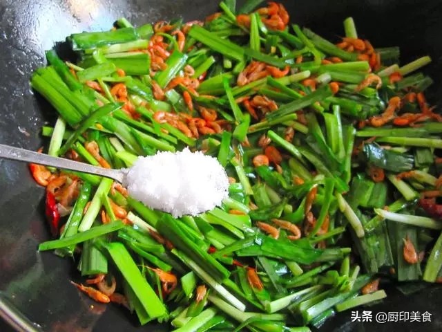 春天怎么少得了这道韭菜炒河虾,河虾的家常做法韭菜炒河虾