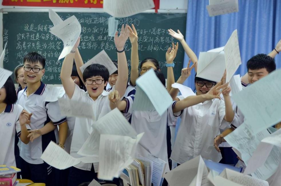 楂樹腑鐢熷拰鑱岄珮鐢熺殑鍖哄埆,楂樹腑鐢熷拰鑱岄珮鐢熺殑鍖哄埆瑙嗛