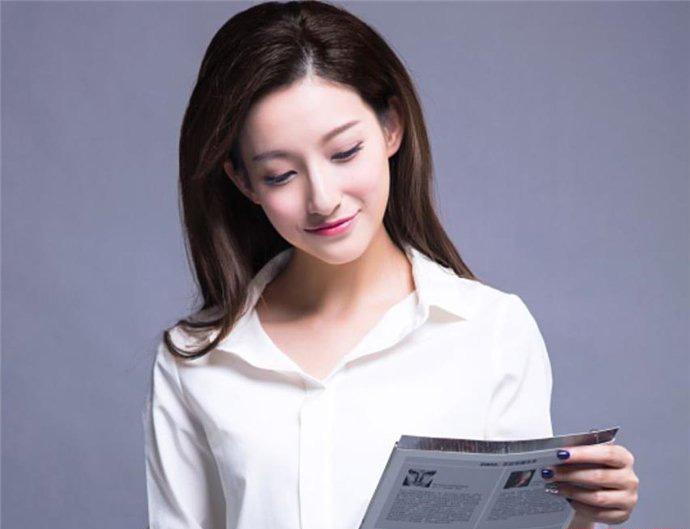 她是央视最美足球主播！曾因泳衣滑落引发争议！霸气回应令人钦佩