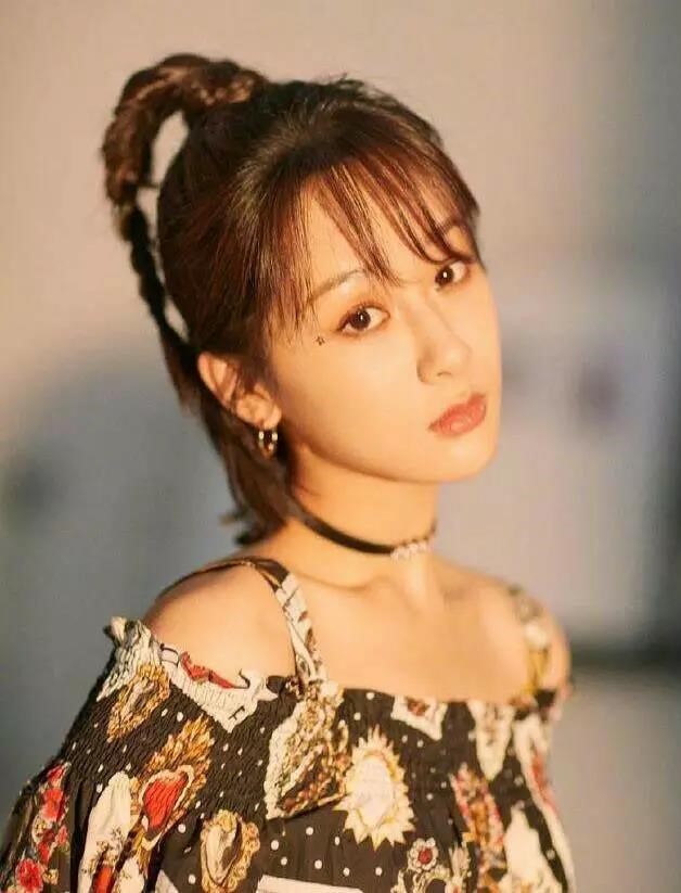 披发怎么扎好看中长发学生党,半扎披发怎么扎好看