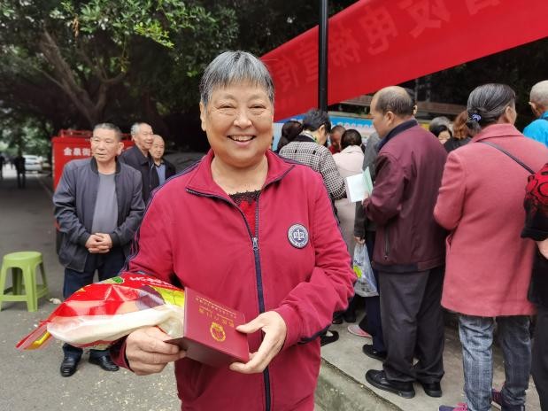 社区欢庆重阳节传递浓浓敬老情,社区敬老爱老情暖重阳主题活动