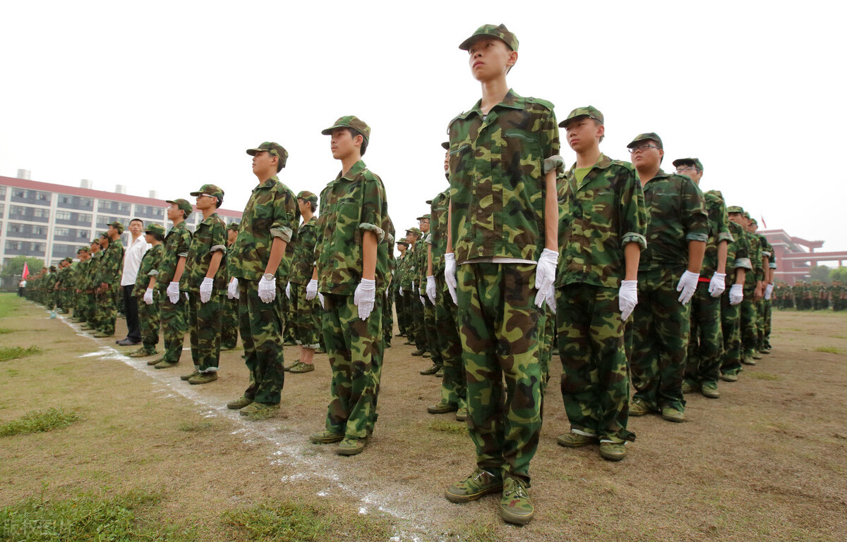 因为疫情学校又放假了,疫情期间学校还军训吗