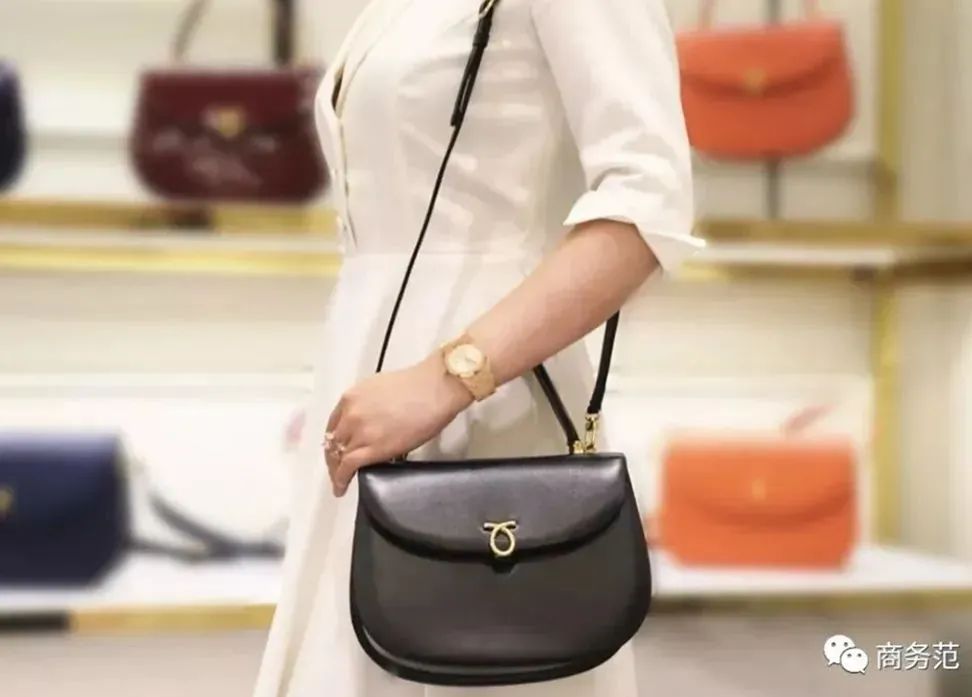 英国女王拿过的包包,英国伊丽莎白女王二世包包