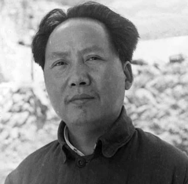 毛主席工作有多拼？写《论持久战》奋战9昼夜，鞋子着火没发觉