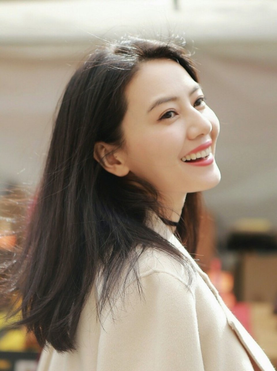 适合圆脸女生中分发型,圆脸女生适合的偏中分帅气发型