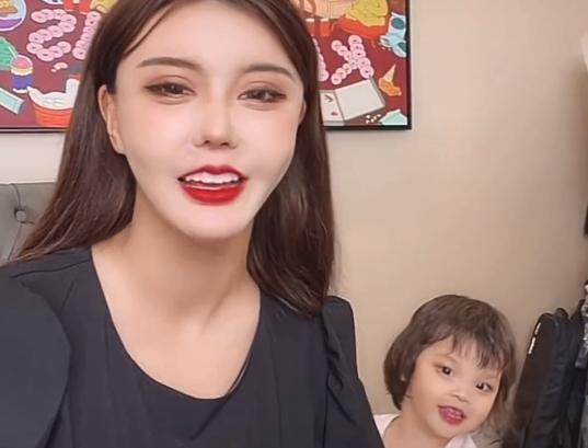 韩安冉直播“翻车”，面部僵硬被嘲讽，小猪妹长大要当警察抓妈妈