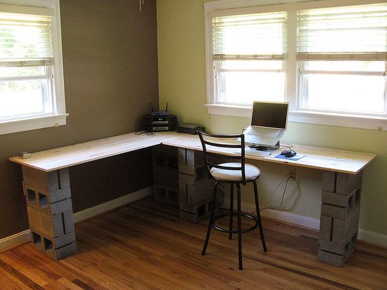 利用红砖搭建的书架,装修废木板自制多层书架