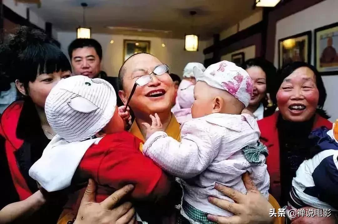 汶川地震13周年罗汉娃重回罗汉寺,汶川地震罗汉娃重返罗汉寺合影