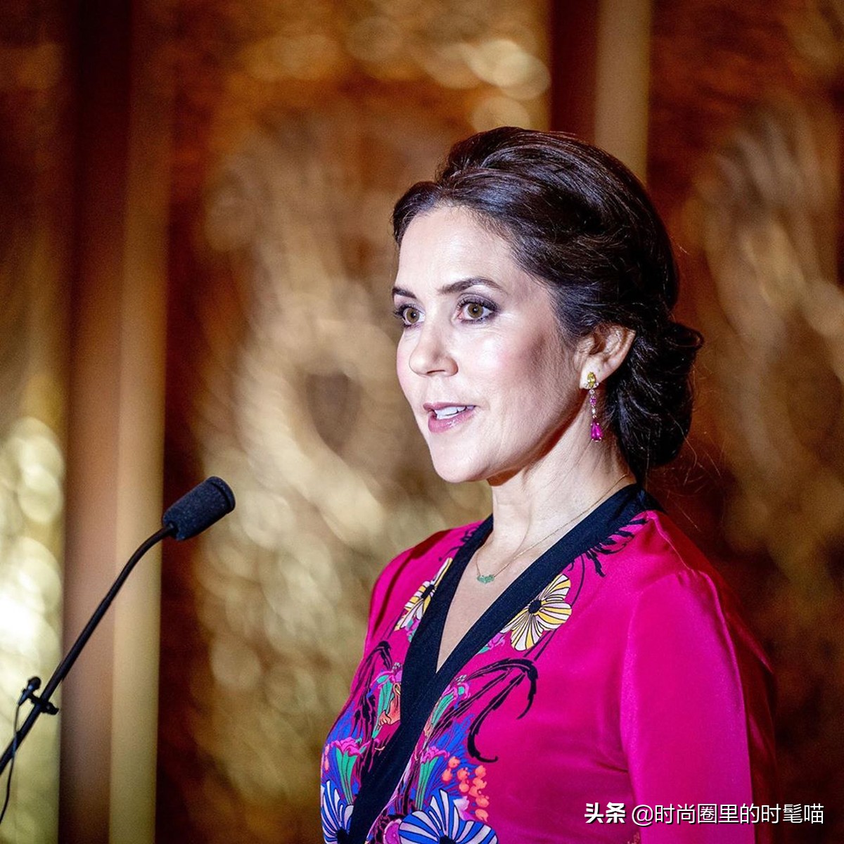 戴安娜王妃冬季百褶裙穿搭,玛丽王妃红色裙子图片