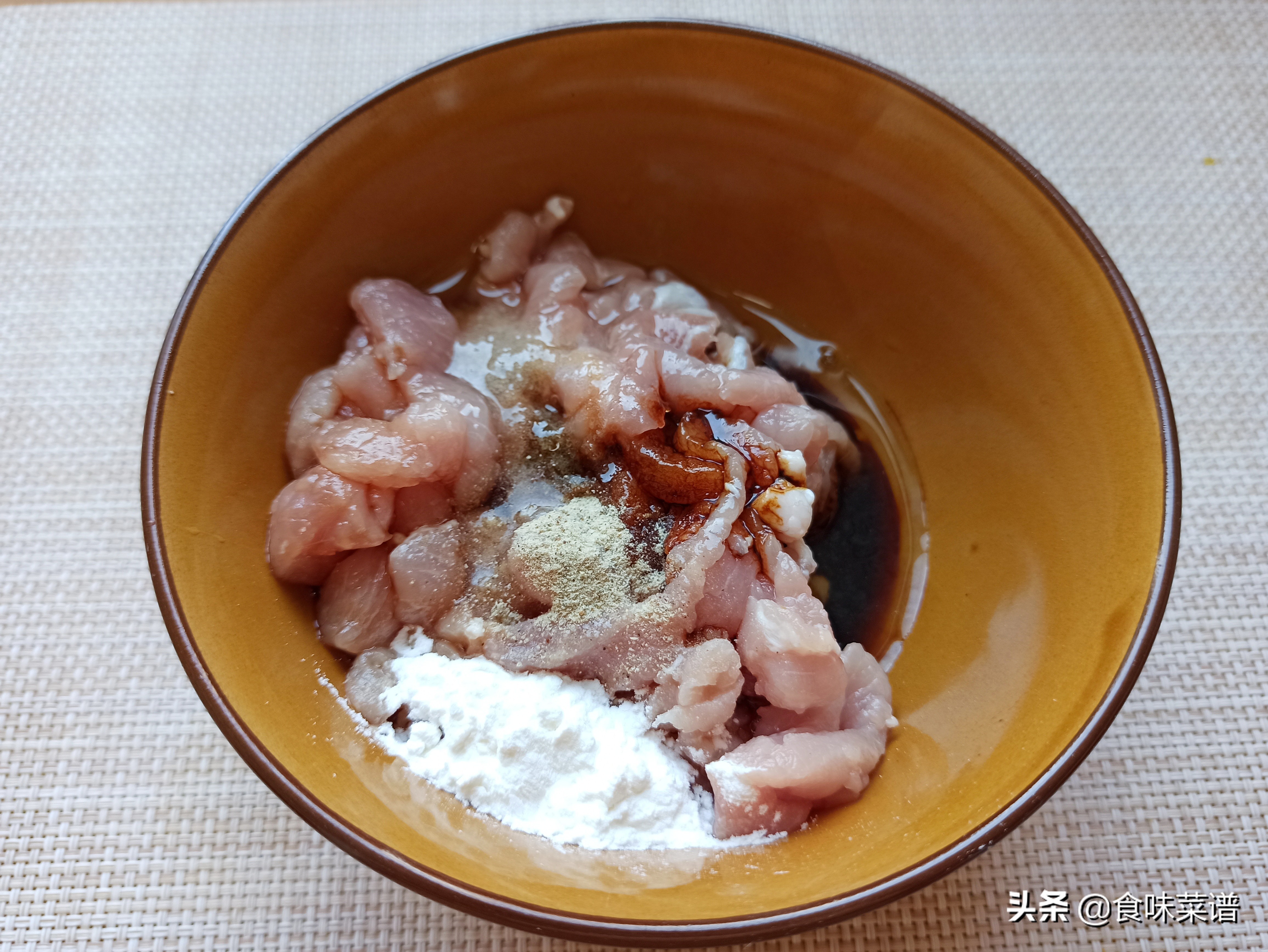 青椒炒肉丝肉丝已经熟,青椒肉丝下油锅