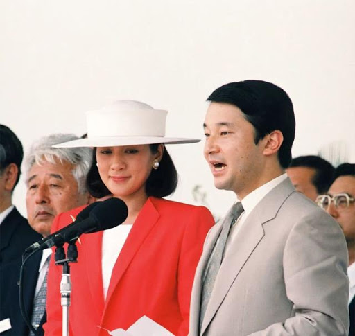 日本纪子妃总是好高调！棕色粗花呢子套装超美，和雅子平分秋色啊