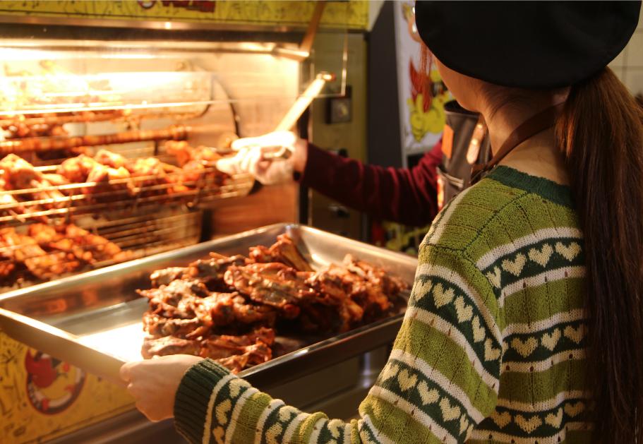 90后闺蜜在学校门口卖早餐，鸡架夹饼是特色，小学生看见走不动路
