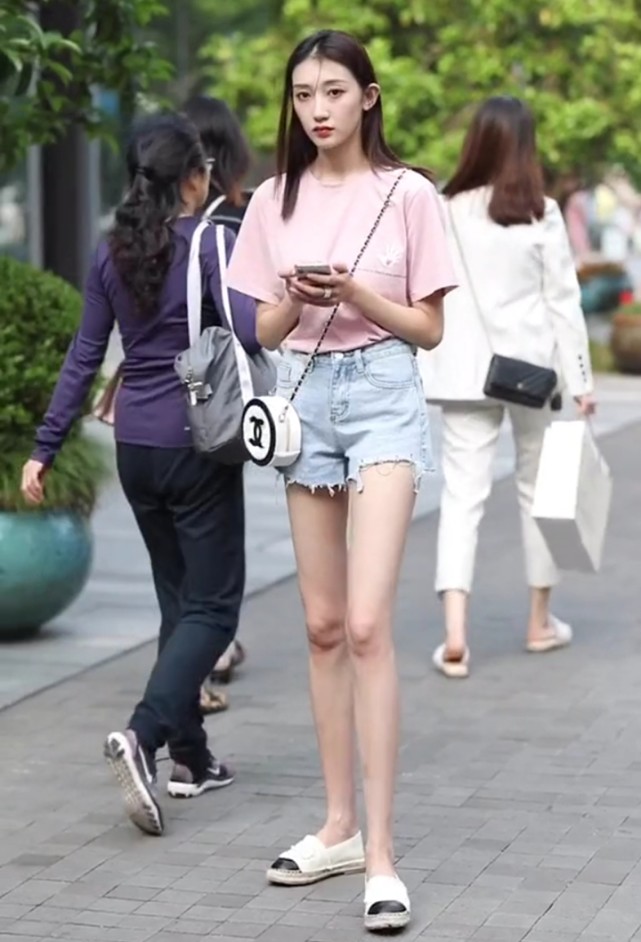 这是什么新时尚，小姐姐穿鱼嘴单鞋露袜子，一般人还真看不出来