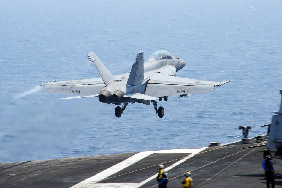 日本舰载机攻击航母,驻日美军航母舰载机开始起降