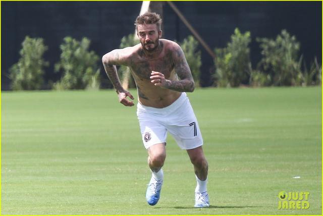 贝克汉姆脚功,贝克汉姆光脚踢球