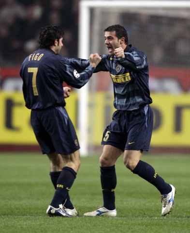 菲戈右脚为什么踢右边锋,菲戈右路过人