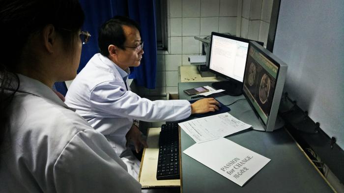 淮南朝阳医院18名医生，两天一夜暴走56公里，平庸的生活中拥抱你