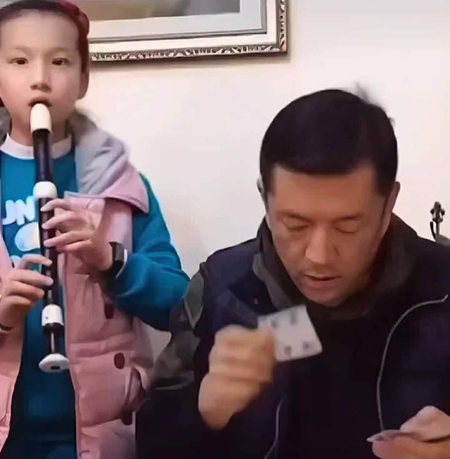 爸爸妈妈奶奶3人斗地主，女儿现场配乐，爸爸：特长班的钱没白花