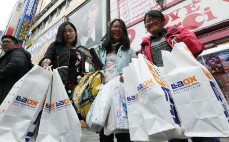 在日本没人买，转身“加价”卖给中国游客，当地人：赚钱太容易