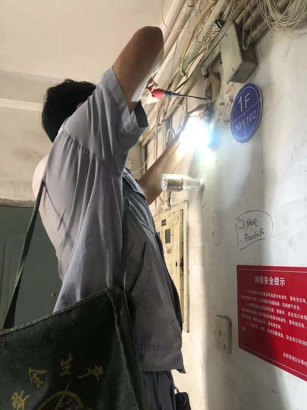 我为群众办实事维修自来水管道,修缮路灯办实事点亮居民放心路