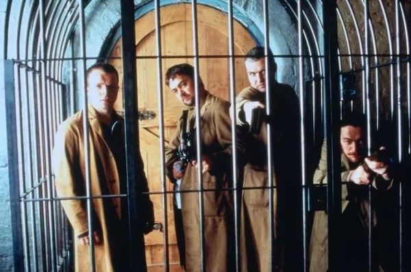 它是迄今为止最有个性的英国电影，狗咬狗的人物关系经常被模仿