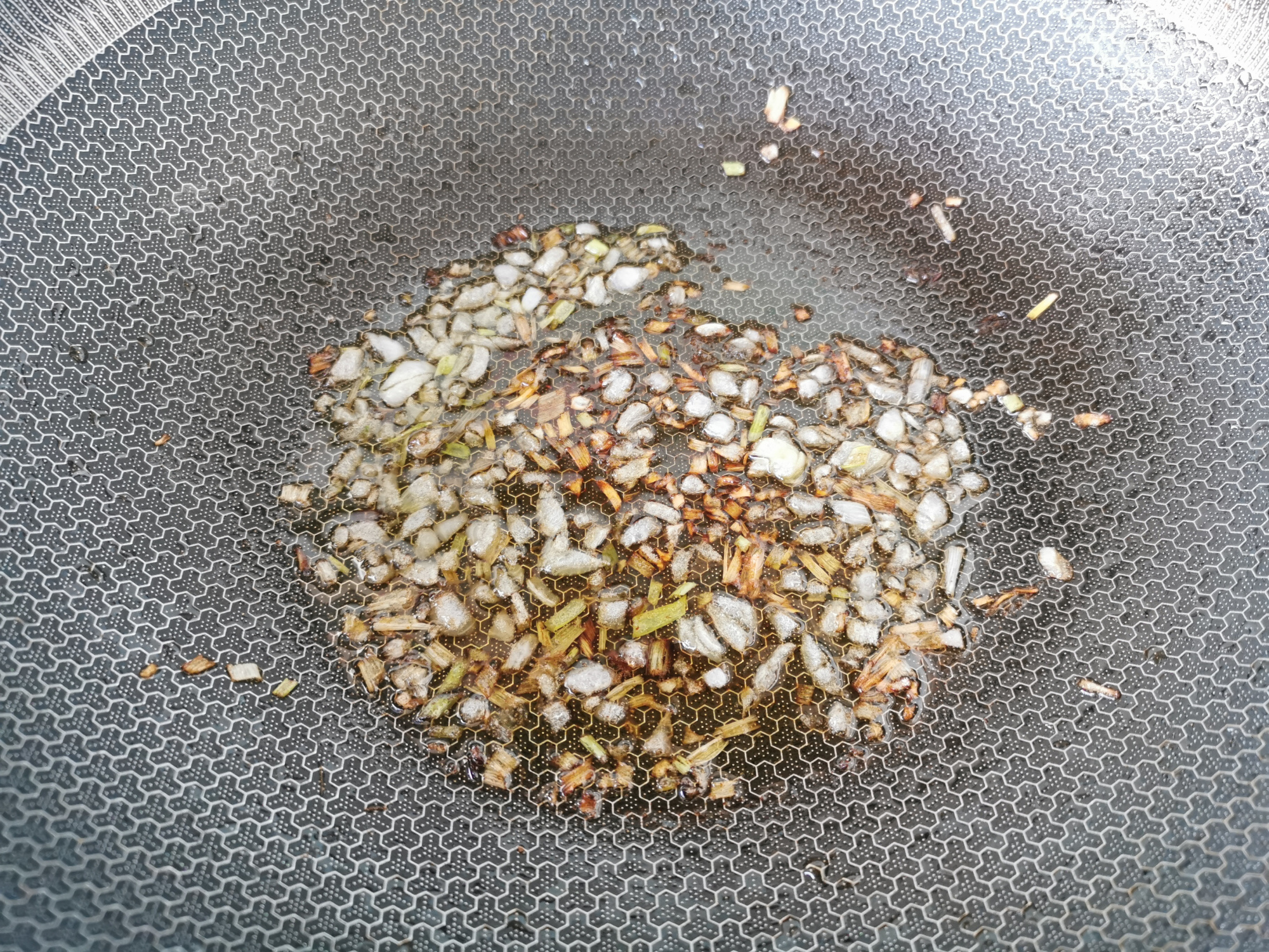 叉烧肉里的咸蛋黄怎么放进去的,咸蛋黄叉烧肉的家常电饭锅做法