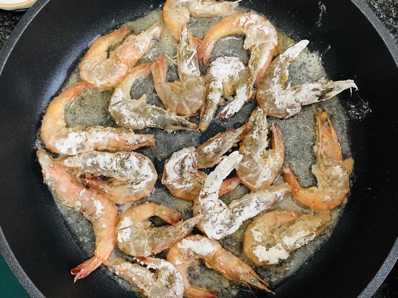 鲜虾的虾头怎么制作才好吃,虾既简单又美味虾肉鲜嫩