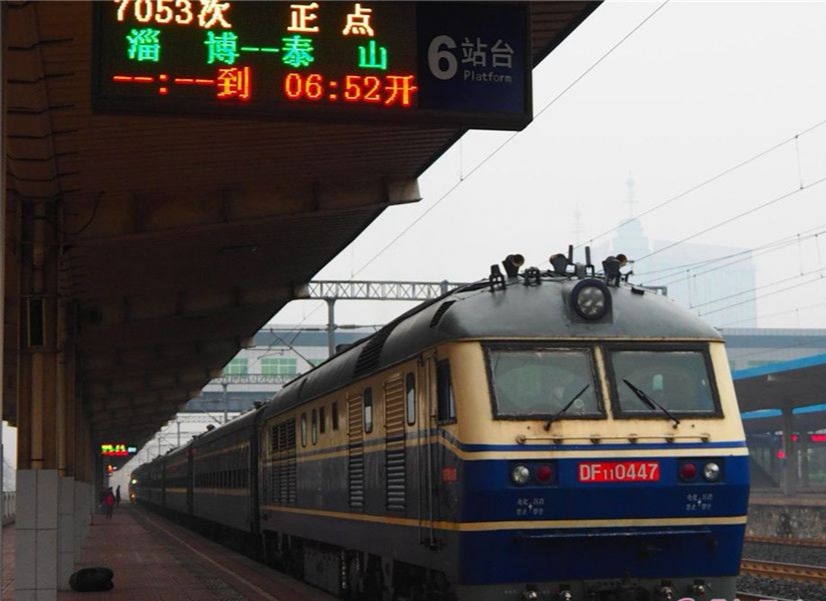 “庄户列车”要提速了慢悠悠的车厢一头连着乡愁一头连着亲情